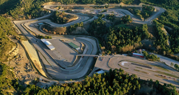 Parcmotor Castellolí je mladý a nepříliš známý testovací areál, ale je kousek od Barcelony, což dává předpoklad pro celkem dostupnou dopravu a solidní počasí… 