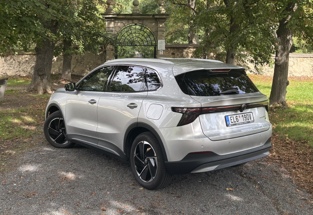 Podvozek MGS5 EV je naladěn spíše komfortně a na větších nerovnostech často propruží až na dorazy. V rychle projížděných zatáčkách se vůz znatelně naklání a kromě aerodynamického hluku je slyšet i valivý hluk od pneumatik