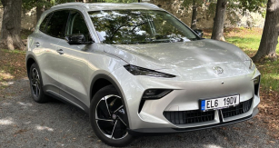 Design vozu navazuje na typ MG4, což je patrné především na robustní přední části s výrazně tvarovanými světlomety LED, které MG nabízí už v rámci bohaté základní výbavy