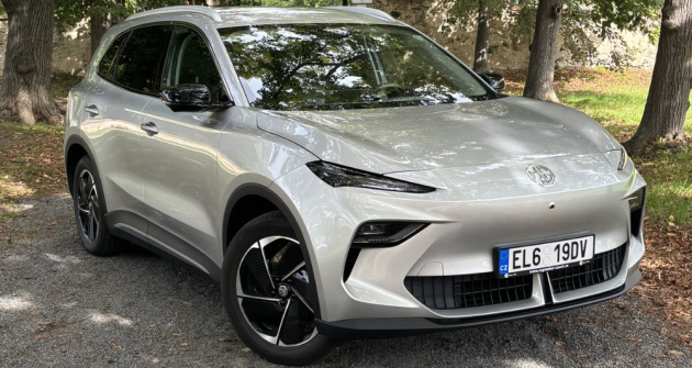 Design vozu navazuje na typ MG4, což je patrné především na robustní přední části s výrazně tvarovanými světlomety LED, které MG nabízí už v rámci bohaté základní výbavy