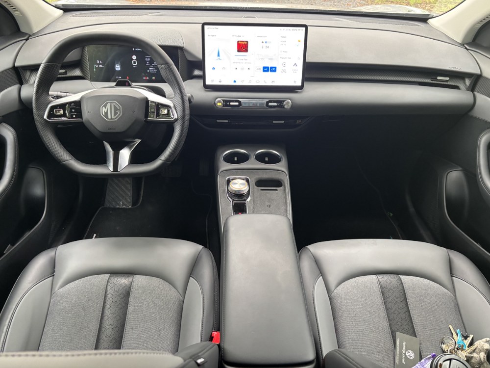 Volant typu MGS5 EV je mimořádně precizně zhotovený. Je patrné, že čínské automobilky na kritiku odborné veřejnosti reagují velmi promptně. Vysokou úroveň zpracování vykazuje také otočný ovladač infotainmentu a panel klimatizace