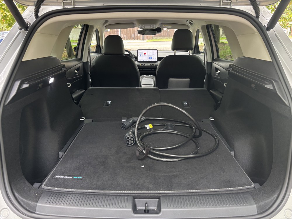 Zavazadlový prostor má objem 453 litrů, což odpovídá průměru třídy. Po sklopení opěradel zadních sedadel dělených v poměru 60:40 se celkový objem zvětší na 1441 litrů