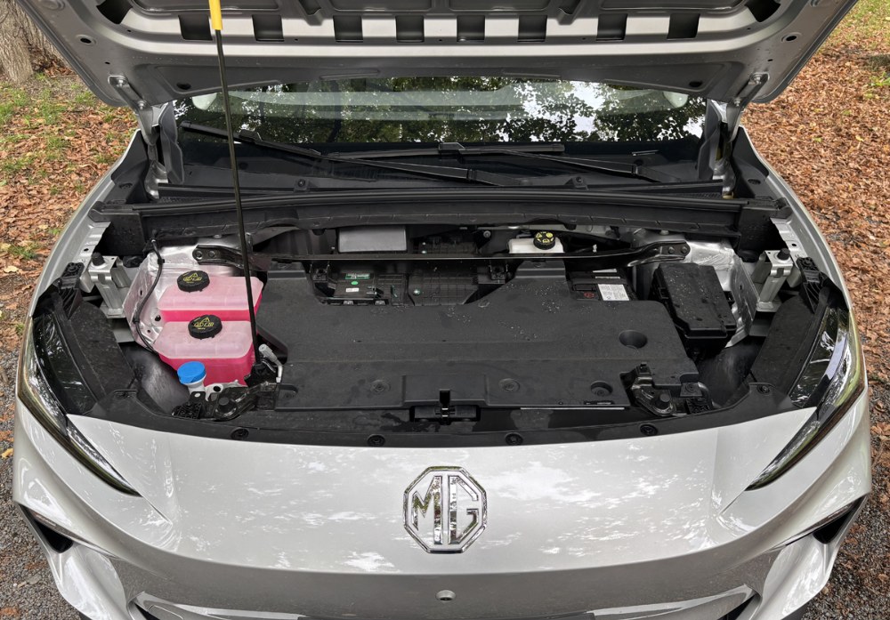 V přední části vozu chybí úložný prostor, takzvaný frunk, takže nabíjecí kabely je nutné převážet pod podlahou zavazadlového prostoru