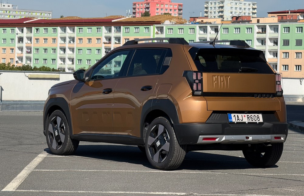 Snaha o propojení designu novinky s o 45 let starší a 364 mm kratší původní Pandou je zřejmá