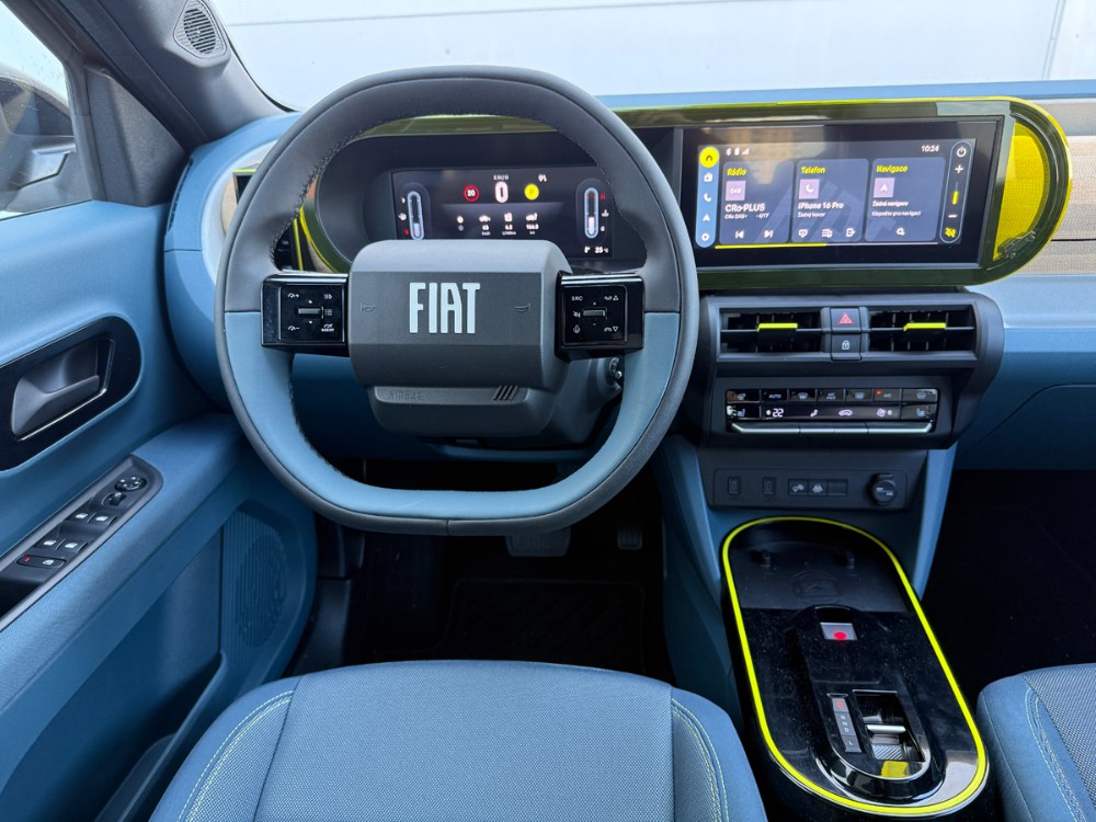 Interiéru dominují oválné tvary, které odkazují na testovací dráhu na střeše turínské továrny Lingotto