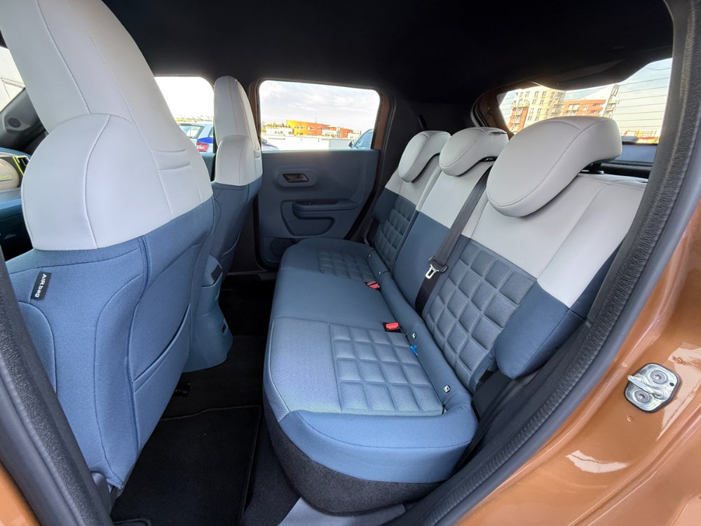 Hravé je také dvoubarevné čalounění sedadel. Na zadních místech je omezený prostor, což vzhledem k segmentu nepřekvapí