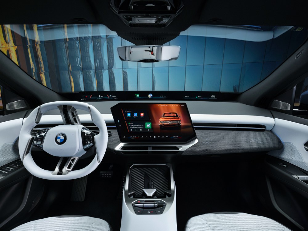 BMW iX3 – BMW pro iX3 vyvinulo nový koncept obsluhy zvaný Panoramic iDrive. Jeho hlavním prvkem je podlouhlý displej pod celou šířkou čelního skla, doplněný sešikmeným centrálním displejem