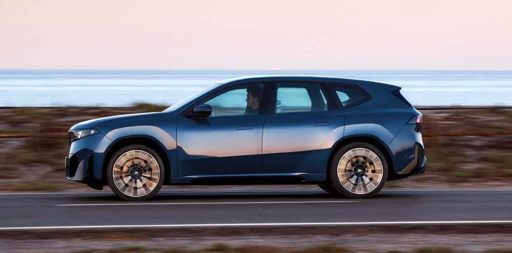 BMW iX3 – Zatímco BMW se drží klasických linií vozů SUV, Mercedes-Benz je spíše „SUV-kupé“