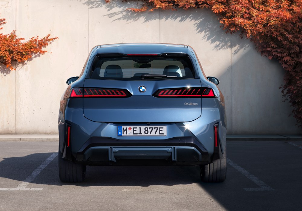 BMW iX3 – Při pohledu zezadu vyniknou široké boky vozu. Součinitel odporu vzduchu má hodnotu cx = 0,24