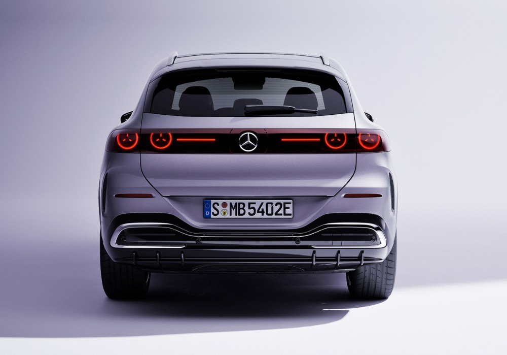 Mercedes-Benz GLC EQ – Také vzadu Mercedes-Benz oživuje osvětlovací techniku svými znaky. V tomto případě činí odpor vzduchu cx = 0,26