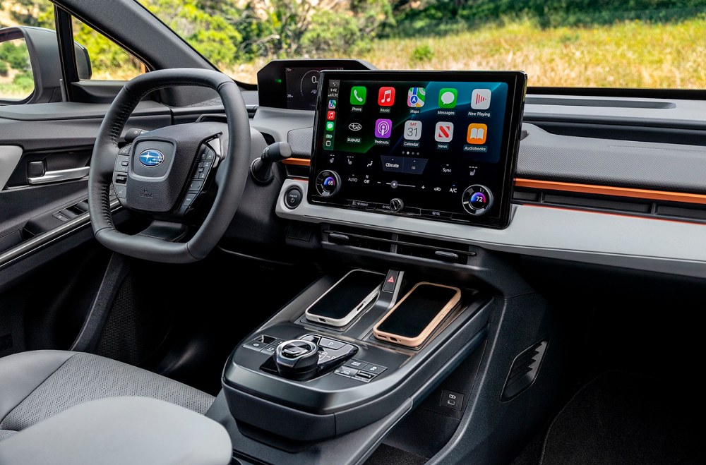 Hlavní přístroje jsou umístěné nad volantem, který nebrání v jejich sledování. Samozřejmostí je dvojice bezdrátových nabíječek