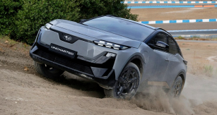 Kromě asfaltového povrchu jsme Uncharted vyzkoušeli také ve středně náročném terénu