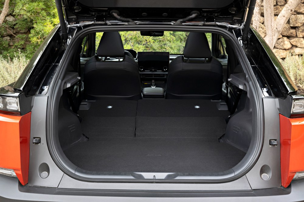 Zavazadlový prostor s objemem přesahujícím 400 litrů je větší než u stávajícího typu Crosstrek