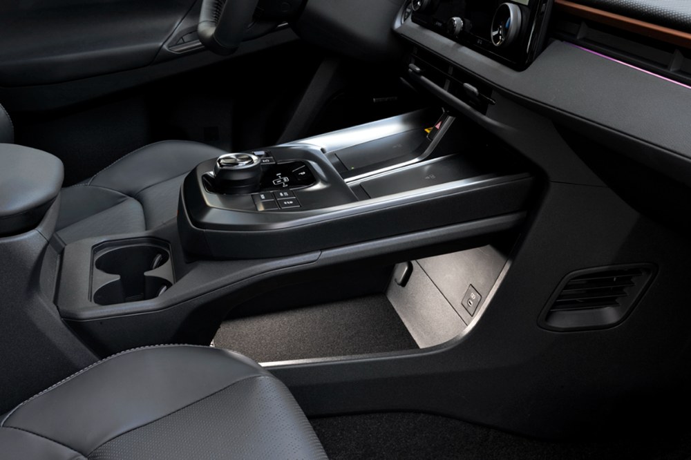 Dvoupatrová středová konzola poskytuje více možností pro uložení různých předmětů