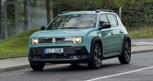 Renault 4 je klasický hatchback, ale přesněji ho lze popsat jako mírně zvýšený crossover