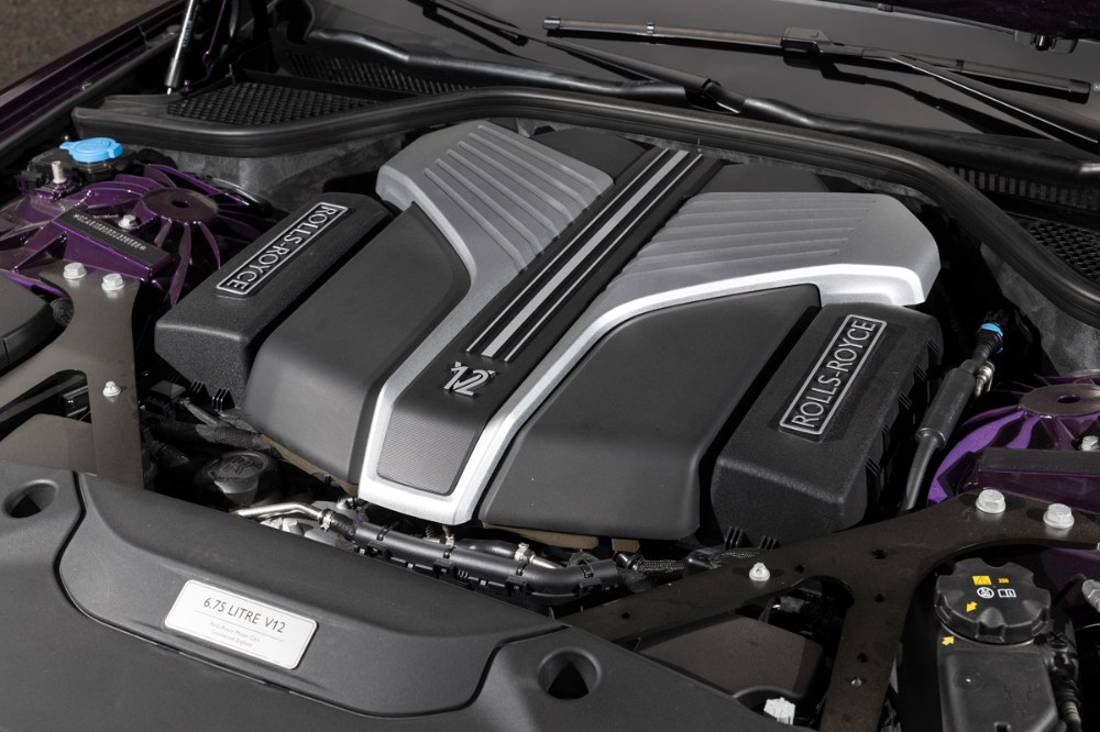 Rolls-Royce se u všech svých limuzín drží motorů V12 s objemem 6,75 litru a dvojicí turbodmychadel. Poskytují nejen „dostatek“ výkonu, ale v běžném provozu i neslyšný a vibrací prostý běh