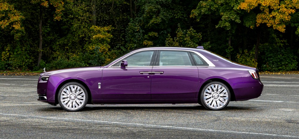 Na zadních sloupcích měl zkoušený vůz podpisy zakladatelů Charlese Rollse a Henryho Royce. Jde o spefifikaci navrženou továrnou pro prezentační účely