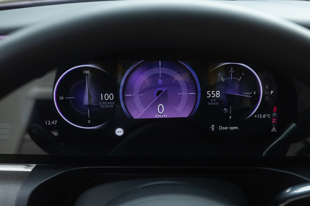 Jen to nejnutnější, ale vše potřebné: to jsou digitální přístroje s nápaditou grafikou, novinkou je možnost objednání specifické barvy těchto ukazatelů