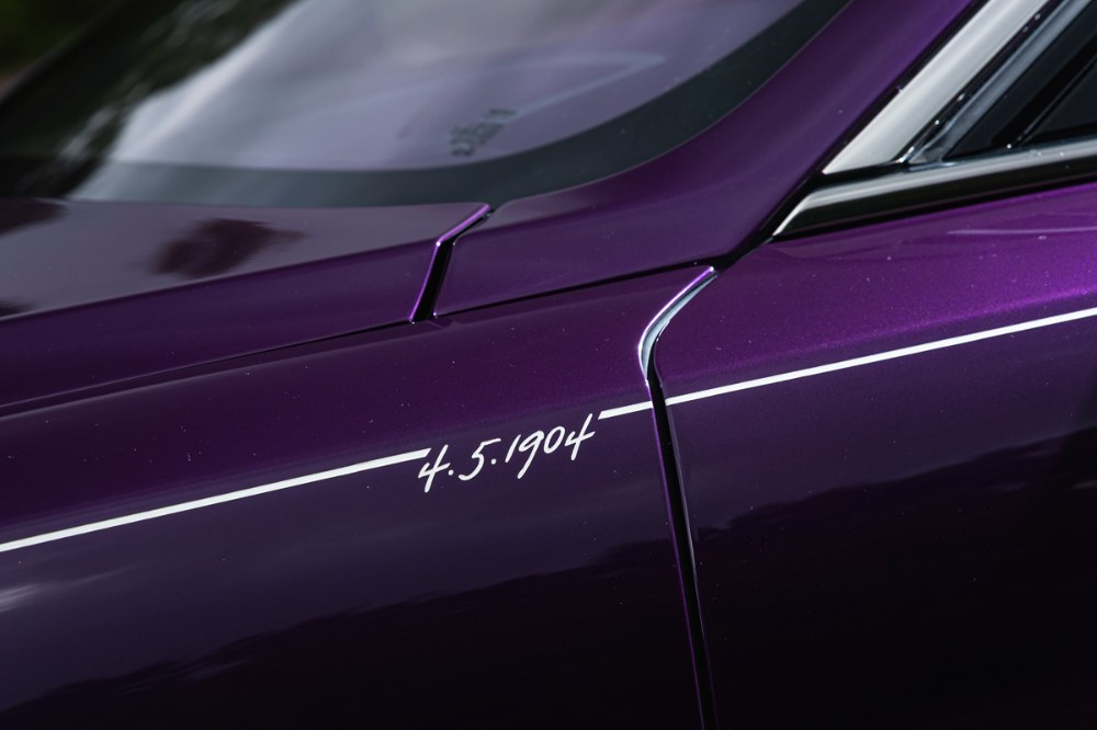 Ručně malovanou boční linku rozděluje datum 4. 5. 1904, což je den, kdy se poprvé setkali zakladatelé pozdější společnosti Rolls-Royce