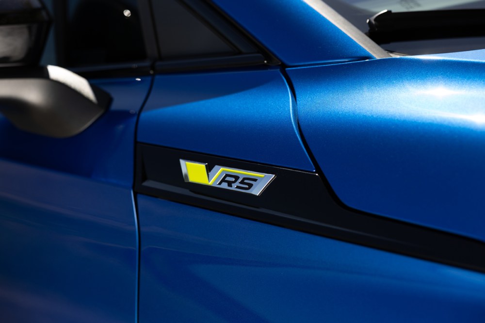 Na bocích nesmí chybět loga vRS, u elektrických verzí vyvedená ve žluté barvě