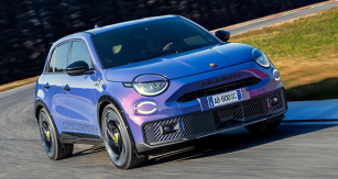 Ostrý Abarth 600e využívá samosvorný šnekový diferenciál typu Torsen od japonské firmy JTEKT, který zlepšuje přenos točivého momentu a řidič se nemusí s řízením „prát“