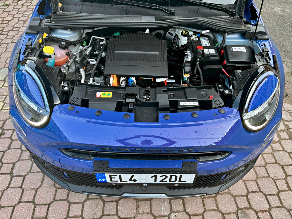 Elektromotor disponuje výkonem 207 kW (280 k) a točivým momentem 375 N.m. Lithium-iontový akumulátor od společnosti CATL je umístěn pod sedadly