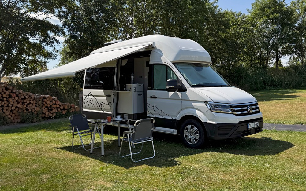 K obytnému vozu neodmyslitelně patří kempingové vybavení. Židličky se stolkem jsou umístěny v zadních křídlových dveřích
