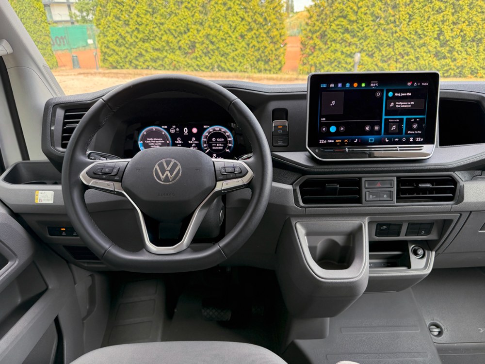 Facelift Grand ­Californie (a tedy i Crafteru) přináší elektronickou parkovací brzdu. Klasická ruční brzda na podlaze omezovala manipulaci se sedadlem řidiče