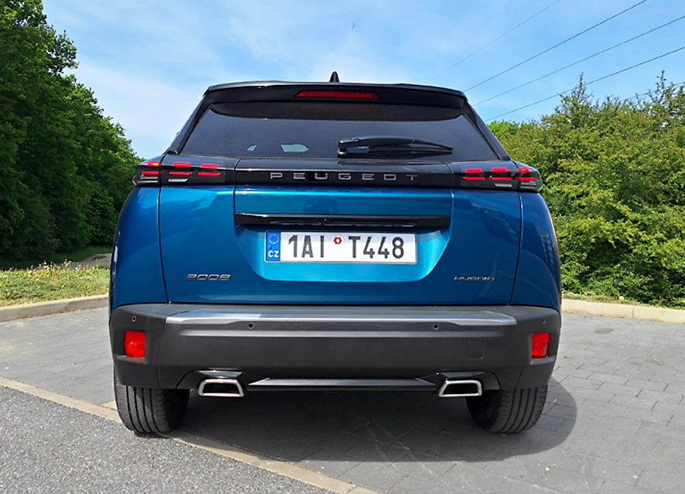 Dekorační „falešné“ koncovky výfuku jsou specifickými prvky verzí s motorem Hybrid