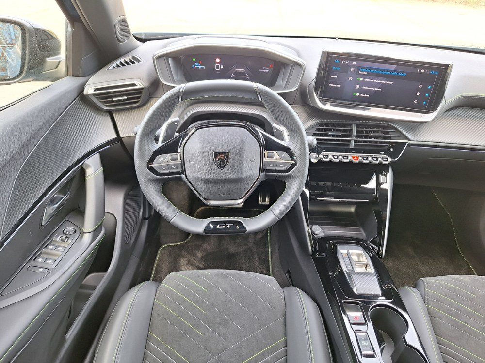 Malý volant a trojrozměrný přístrojový štít Peugeot 2008 odlišují od ostatních