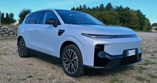 Jednoduché a nevtíravé linie. Na blatníku je vidět několik senzorů ze soustavy Leap Pilot, zajišťujícího prý až 17 asistenčních systémů