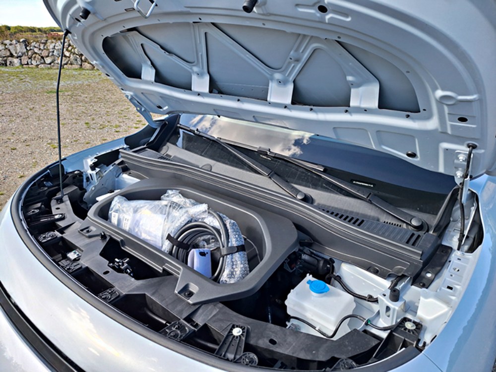 Pod přední kapotou je malá schránka, ideální pro uložení nabíjecích kabelů či povinné výbavy