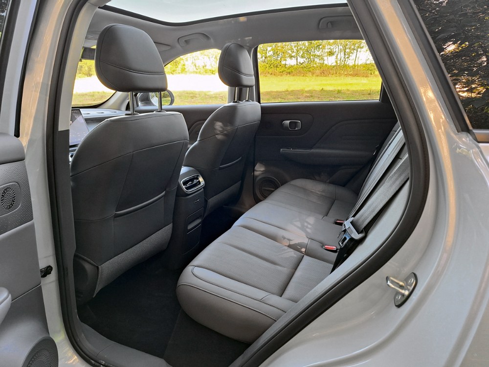 Vzadu je místa dostatek, ale podlaha je dosti vysoko. Prosklená střecha je součástí rozsáhlé standardní výbavy všech modelů