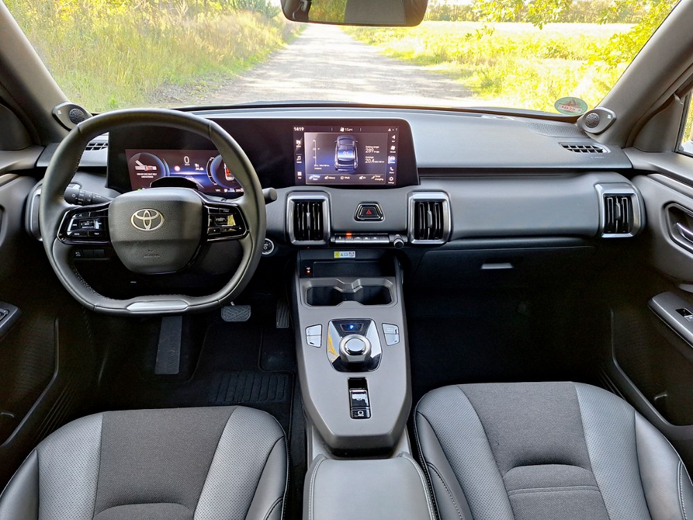 Sezení za volantem je velmi příjemné. Urban Cruiser potěší logickým rozmístěním ovládacích a kontrolních prvků a působí robustním a důvěryhodným dojmem. Sedadla jsou pohodlná, byť bez výraznějšího bočního vedení, jež ovšem od vozu tohoto typu očekává asi jen málokdo