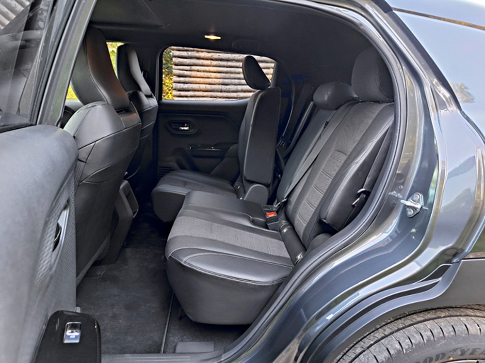 Asymetricky dělená zadní sedadla jsou podélně posuvná a mají stavitelný sklon opěradel