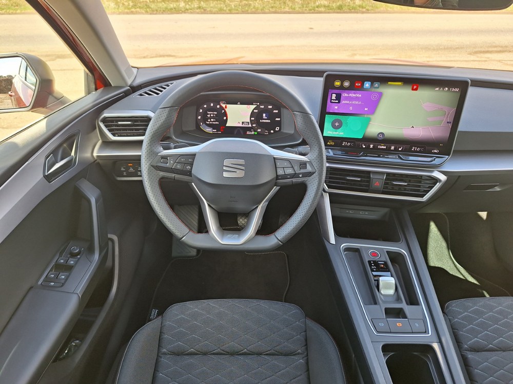 Ergonomie interiéru vychází z aktuálního koncernového řešení. Klíčové funkce vozu, včetně klimatizace, jsou integrovány do centrálního dotykového rozhraní. Odezva systému je nyní již rychlá a struktura menu po krátké adaptaci umožňuje intuitivní ovládání