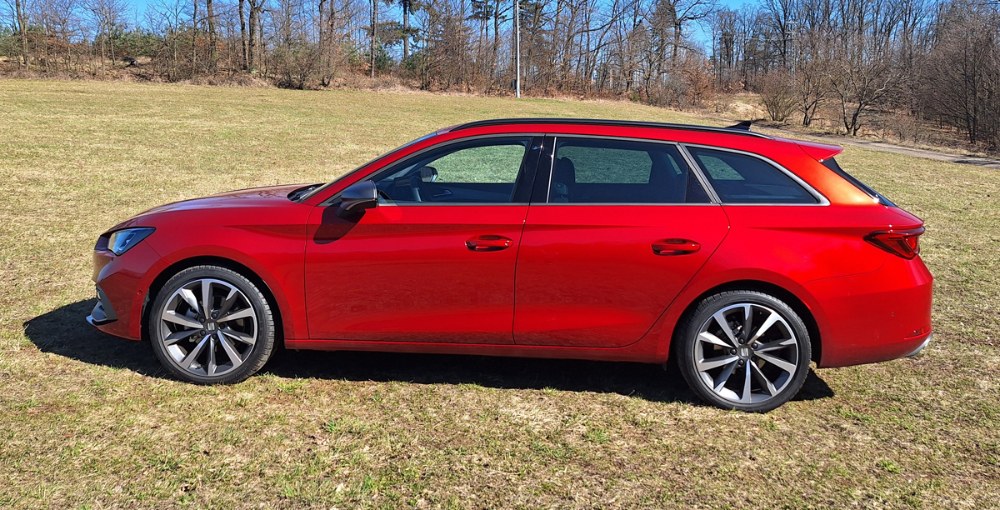 Snížený podvozek verze FR a pneumatiky 225/40 R18 přinášejí na kvalitním povrchu velmi jistý jízdní projev. Při ustálené dálniční rychlosti vůz přesně drží stopu bez znatelných bočních náklonů, a i ve vyšších rychlostech působí klidně a sebejistě. V zatáčkách na hladkém povrchu reaguje Leon Sportstourer FR přesně a vyrovnaně. Řízení v provedení 1.5 eTSI DSG nabízí na poměry segmentu nadprůměrnou zpětnou vazbu a v rámci koncernové trojice Octavia–Golf–Leon s totožným motorem představuje nejdynamičtěji naladěnou volbu