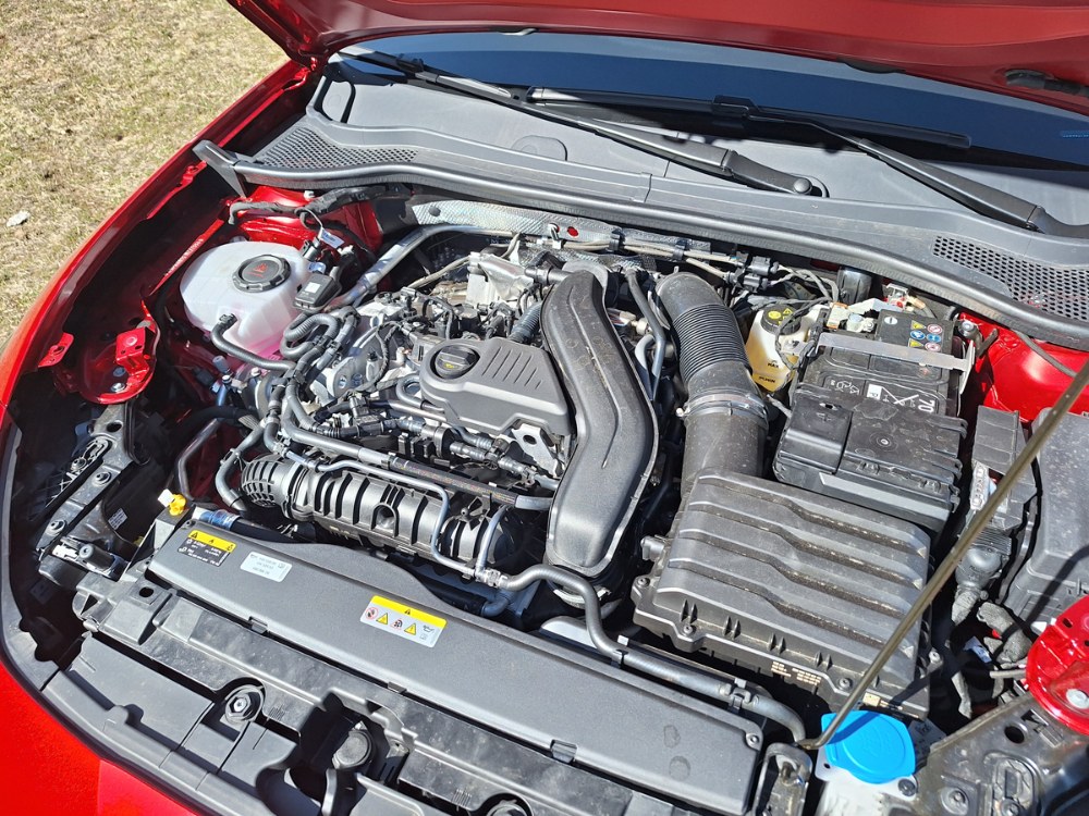 Mild hybridní zážehový čtyřválec 1.5 eTSI je dostatečně výkonný a zároveň úsporný. ­Systém odpojování dvojice válců průměrnou spotřebu dále snižuje