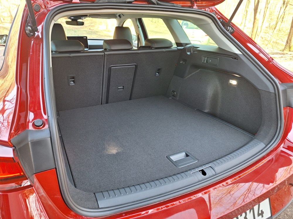 Zavazadlový prostor nabízí v základním ­uspořádání 620 litrů, po sklopení opěradel ­dělených v poměru 60:40 se kapacita zvětší až na 1600 litrů