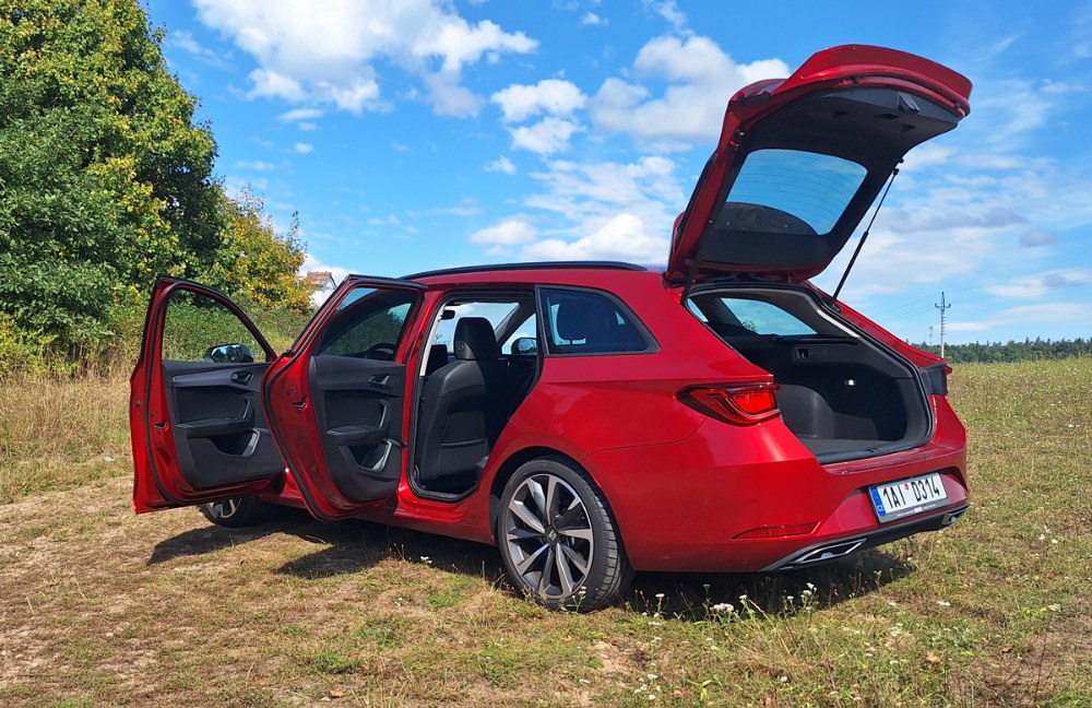 Víko zavazadlového prostoru se otevírá až do výšky 1907 mm, takže většina uživatelů má při manipulaci dostatek místa. Nástupní otvor na zadní sedadla je velký a dveře se otevírají doširoka, což výrazně usnadňuje nastupování i osobám ­vyšší postavy