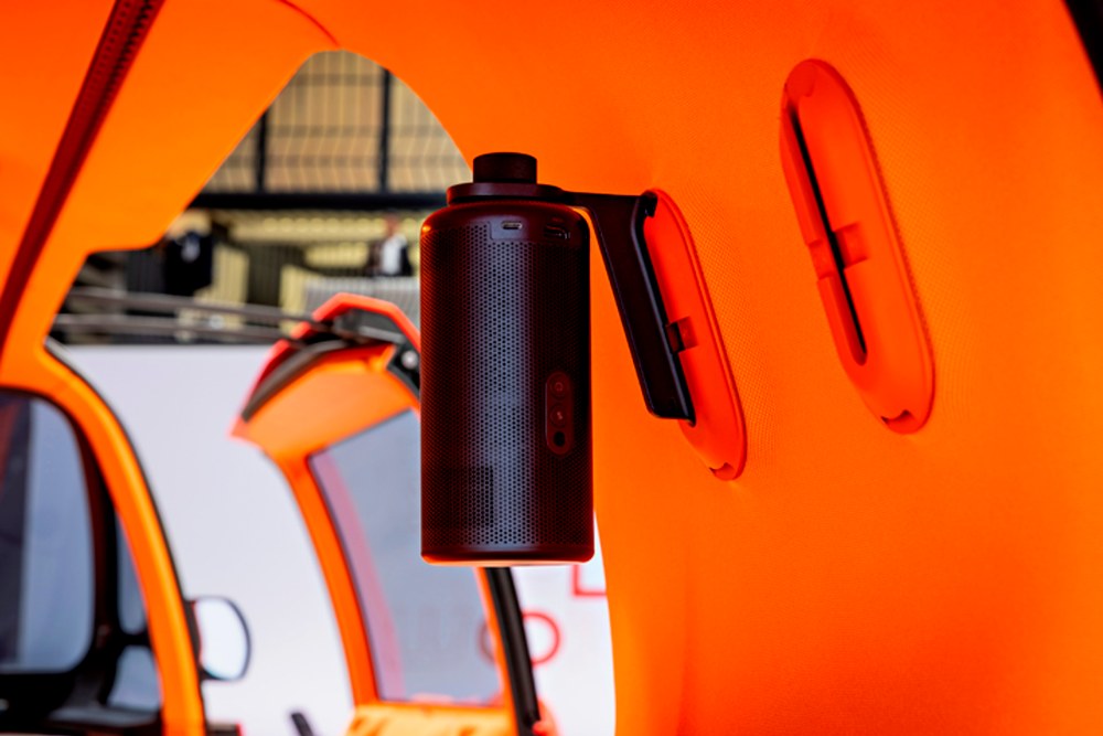 Modulární držáky na vnitřní straně zavazadlového prostoru, inspirované kolejnicemi surfových flosen, rozšiřují možnosti využití interiéru