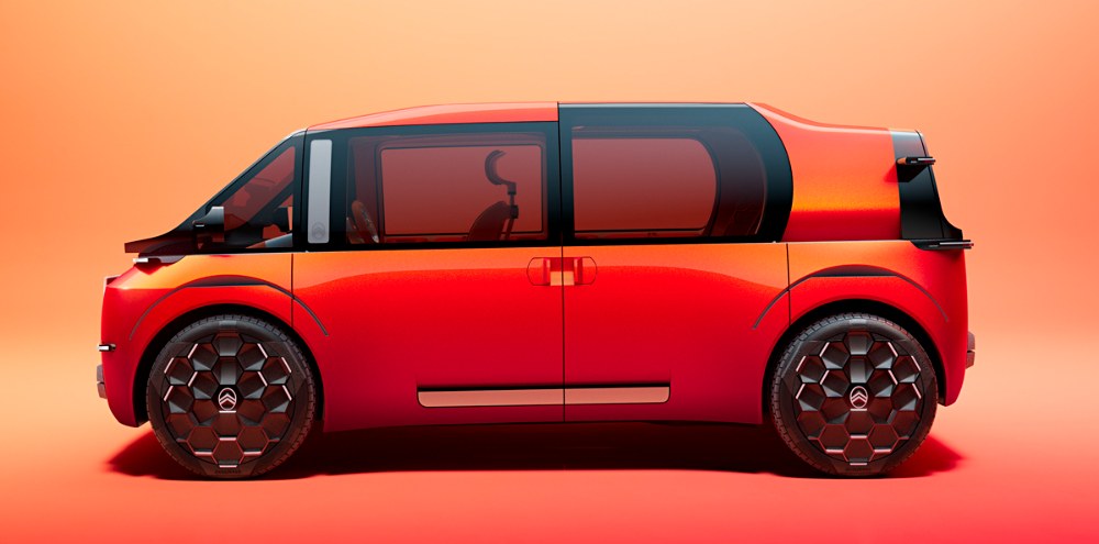 Velká 21palcová kola jsou obuta do koncepčních pneumatik Goodyear s nestejným dezénem a integrovanými senzory opotřebení