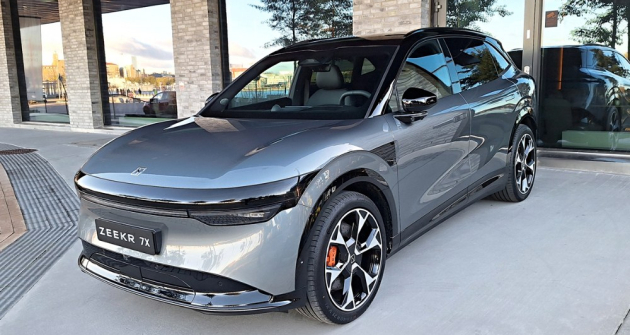 Zeekr 7X před společnou centrálou značek Zeekr a Lynk &amp; Co v Göteborgu
