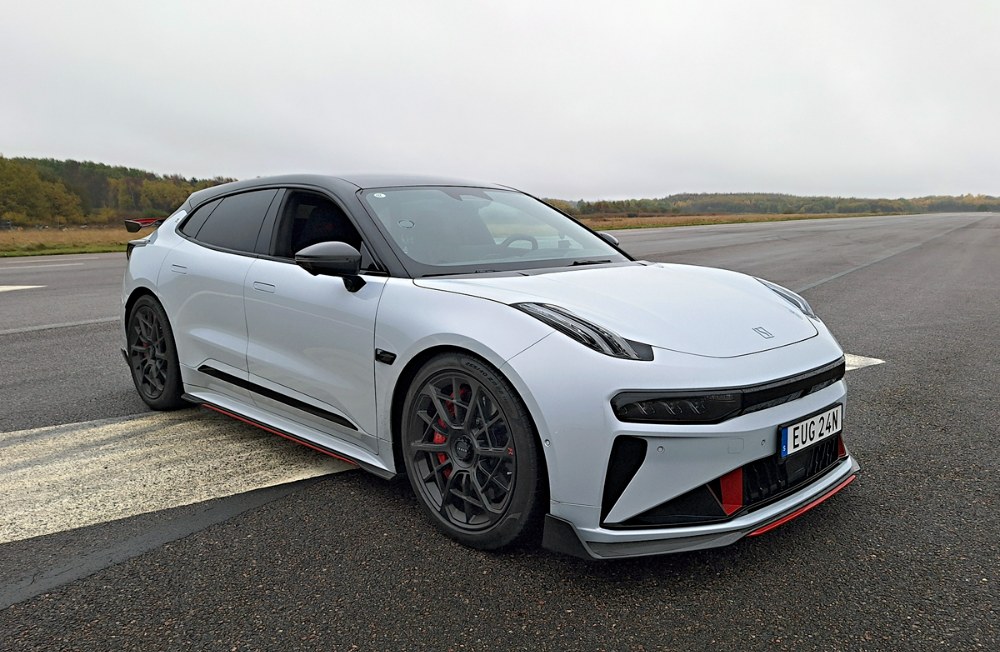 Liftback Zeekr 001R s pohonem každého kola samostatným elektromotorem zvládá manévr otočení na místě, i když tentokrát funkci limitovala (údajně) příliš vysoká adheze pneumatik. Souhrnný výkon 956 kW (1300 k) způsobuje při akceleraci na vlhkém povrchu výrazné prokluzování všech kol, a to až do rychlosti okolo 120 km/h