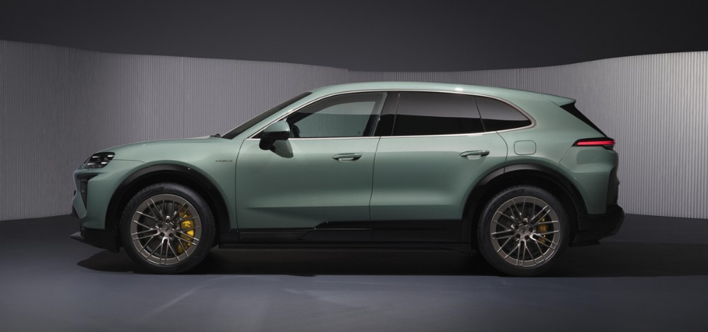 Elektrická platforma umožnila použít rozvor přesahující třímetrovou hranici. Se zatáčením pomáhá řízení zadních kol