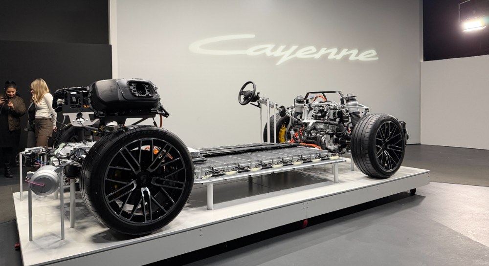 Elektrická platforma s akumulátorem v podlaze, dvojitými příčnými rameny vpředu a víceprvkovou nápravou vzadu