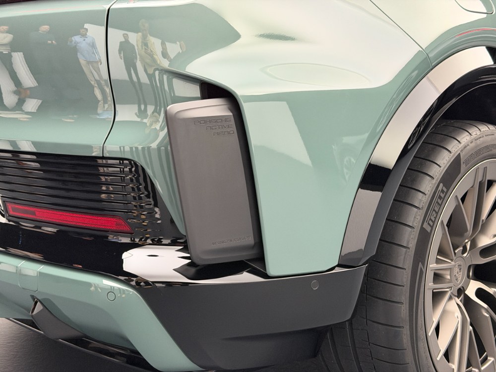 Verze Turbo má aktivní aerodynamiku tvořenou kromě střešního spoileru i výsuvnými ploškami v zadních rozích ­karoserie