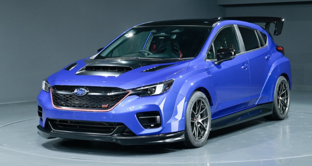 Před centrálním průduchem je patrný nápis Proud of Boxer odkazující na spalovací jednotku s protilehlými válci