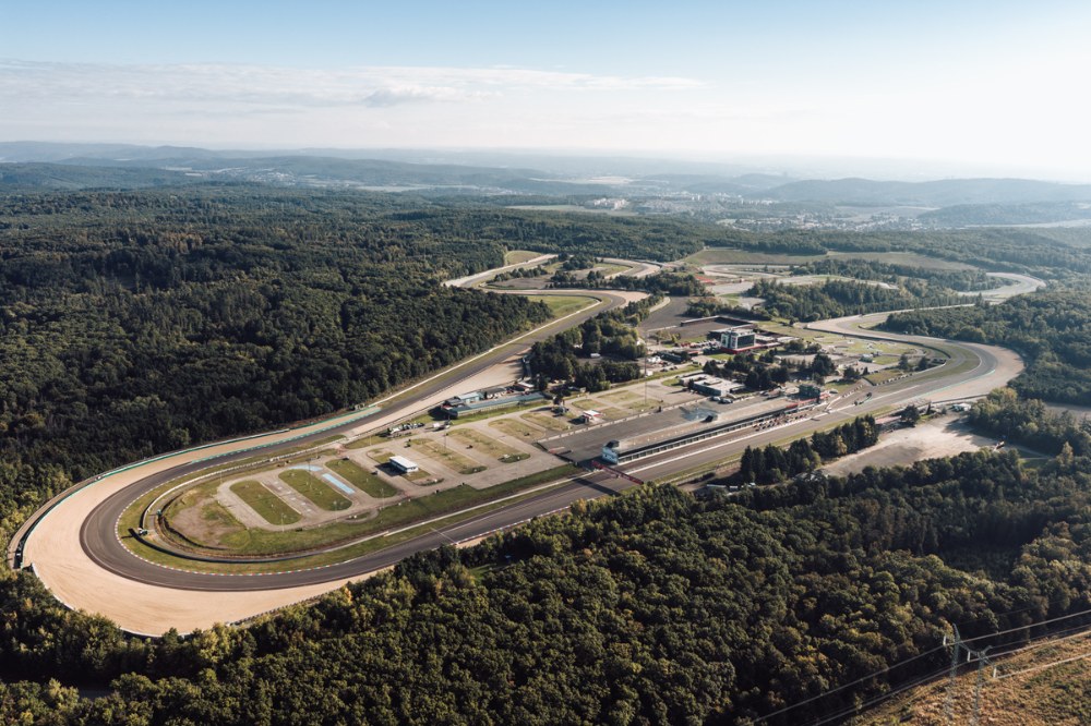 V roce 2025 se kurz AMG Experience konal na Automotodromu v Brně, který nabízí dostatečné zázemí pro účastníky i organizátory