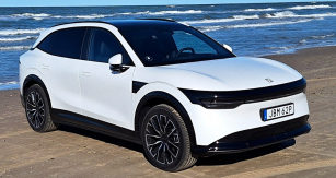 Ve tmavém pásu přídě jsou světelné zdroje umožňující zobrazovat nápisy či obrázky. Nikoli však pro evropské trhy